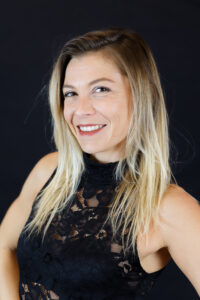 Professeures du Studio Julie à Lyon, enseignantes en danse, pole dance, classique, contemporain, street jazz, street girly, lyrical, hip-hop, jazz, danse tahitienne, danse orientale, barre à terre, éveil, souplesse, pilates, renforcement musculaire, hiit, zumba et fitness.