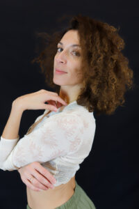Professeures du Studio Julie à Lyon, enseignantes en danse, pole dance, classique, contemporain, street jazz, street girly, lyrical, hip-hop, jazz, danse tahitienne, danse orientale, barre à terre, éveil, souplesse, pilates, renforcement musculaire, hiit, zumba et fitness.