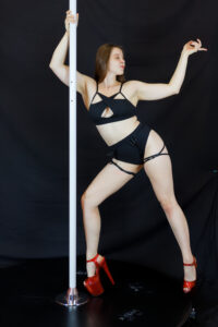 Professeures du Studio Julie à Lyon, enseignantes en danse, pole dance, classique, contemporain, street jazz, street girly, lyrical, hip-hop, jazz, danse tahitienne, danse orientale, barre à terre, éveil, souplesse, pilates, renforcement musculaire, hiit, zumba et fitness.