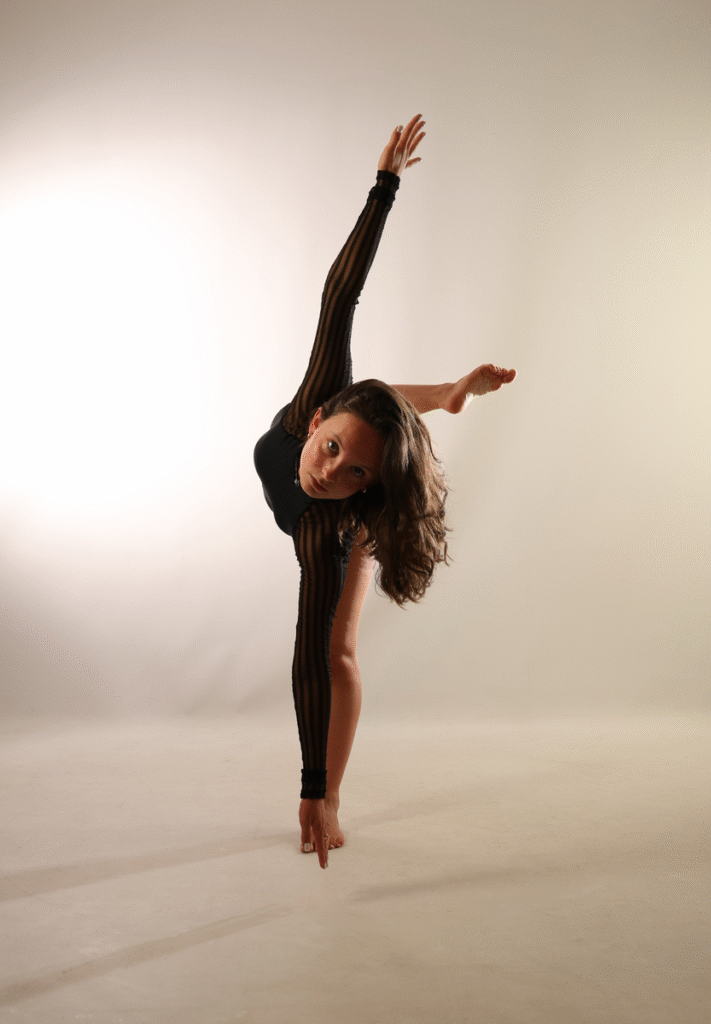 IMG_1090 (1) Professeures du Studio Julie à Lyon, enseignantes en danse, pole dance, classique, contemporaine, street jazz, street girly, lyrical, hip-hop, jazz, danse tahitienne, danse orientale, barre à terre, éveil, souplesse, pilates, renforcement musculaire, hiit, zumba et fitness.