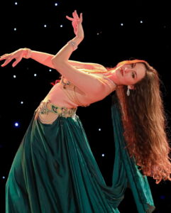 Professeures du Studio Julie à Lyon, enseignantes en danse, pole dance, classique, contemporain, street jazz, street girly, lyrical, hip-hop, jazz, danse tahitienne, danse orientale, barre à terre, éveil, souplesse, pilates, renforcement musculaire, hiit, zumba et fitness.