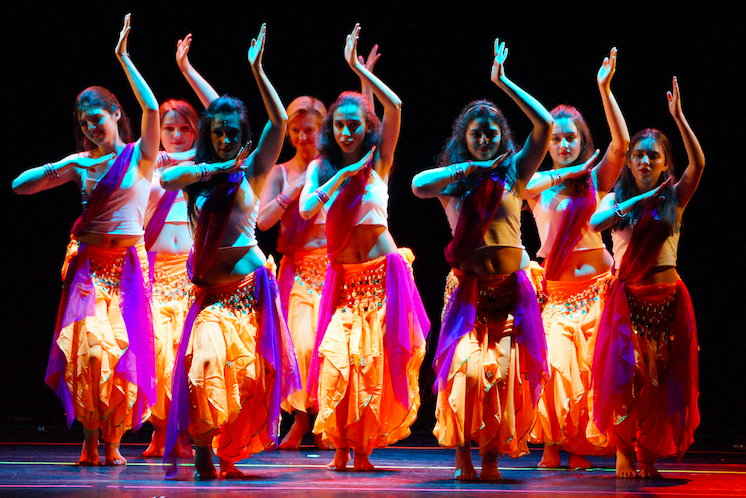 Cours de danse orientale au Studio Julie à Lyon, discipline gracieuse et rythmée pour développer la fluidité, la coordination et la féminité.