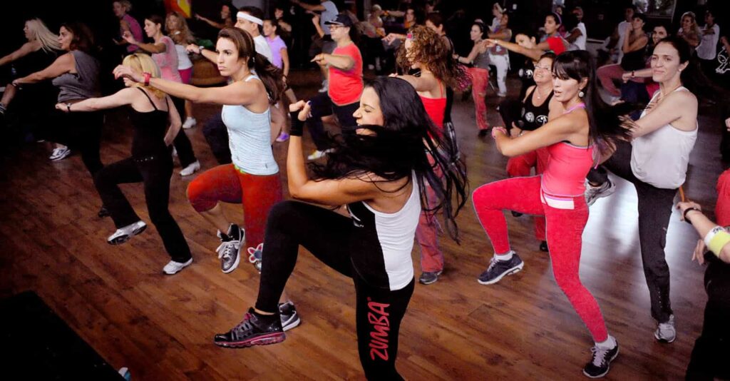 Cours de Zumba adultes au Studio Julie à Lyon, danse fitness rythmée pour brûler des calories et se dépenser dans une ambiance festive.